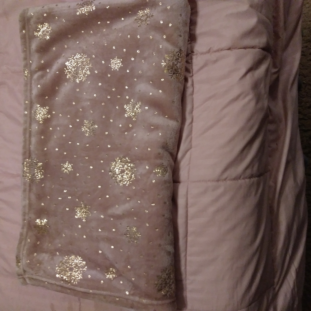 Essential Home throw - Picture 4 of 9